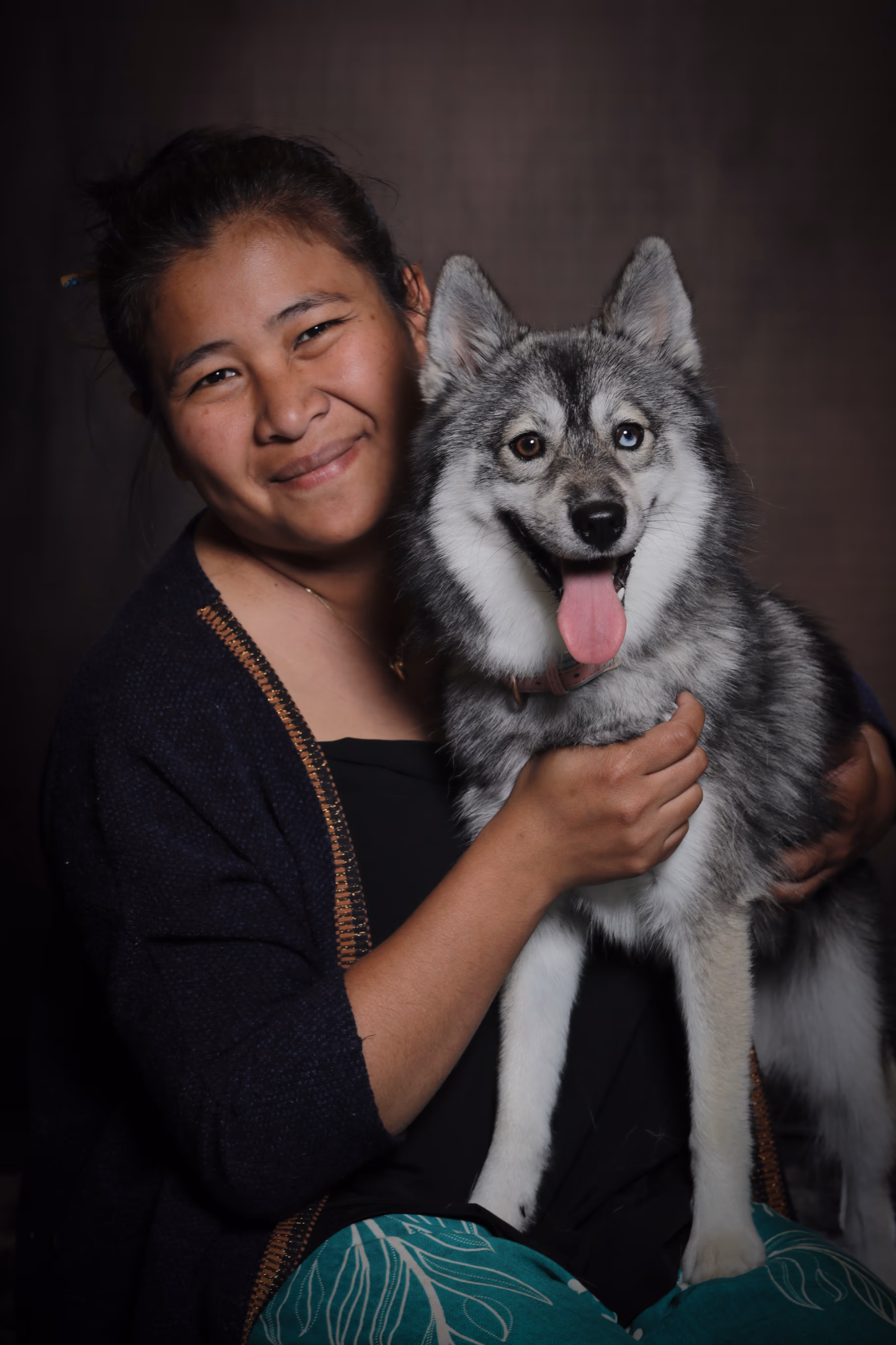Gilda Vaquero et Sakura, sa chienne, complices et souriantes